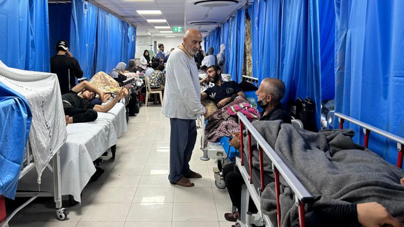 Hospital Al-Shifa el más grande de Gaza afirma que los pacientes y las personas que están refugiadas allí se encuentran atrapadas mientras escuchan combates en las calles cercanas